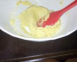 A picture of step 2 of Pineapple strawberry cake.
