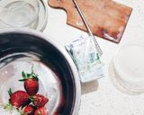 Foto langkah ke 1 dari resep Strawberry korean milk.