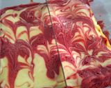 Foto langkah ke 8 dari resep Red Velvet Marble Cheesecake.