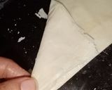 صورة لخطوة 2 من وصفة مثلثات الجلاش محشي بالكريمة والمكسرات وبالبسبوسه