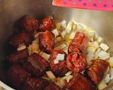 Foto del paso 3 de la receta: Longaniza con papas en salsa