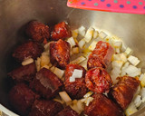 Foto del paso 3 de la receta: Longaniza con papas en salsa