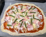 Foto del paso 2 de la receta: Pizza de bacon, pimientos asados, trigueros y mucho más
