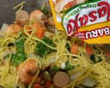 Foto langkah ke 3 dari resep Mie Panjang Umur Sosis dan Udang 🍤.