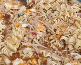 Foto langkah ke 6 dari resep Mie Goreng Jamur.