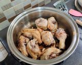 Foto langkah ke 3 dari resep Ayam kecap dengan sayuran.