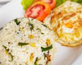 Foto langkah ke 4 dari resep Nasi Goreng Daun Jeruk.