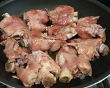 Foto del paso 2 de la receta: Manitas y lengua de cerdo en escabeche