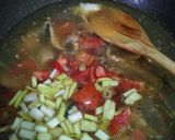 Foto langkah ke 5 dari resep 02. Tetelan ikan salmon dan jamur kancing kuah segar.