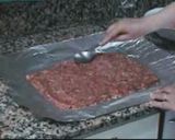 Foto del paso 3 de la receta: Arrollado de carne picada cubierta de panceta.