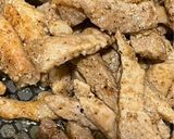 صورة لخطوة 1 من وصفة لحم ستراجانوف مع البصل والفلفل الاحمر 🥩🌶️🧅🧄🫚🧈
