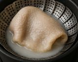 Foto del paso 2 de la receta: Piel de Pollo Gelatinosa con Salsa Blanca Espesa de Maicena / RICA EN COLÁGENO!!