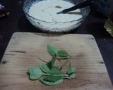 Foto del paso 1 de la receta: Hot cakes navideños con albahaca y amaranto, acompañados de tocino, miel y mermelada de chile correa