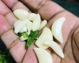 A picture of step 2 of Kairi ki hari chutney.