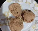 A picture of step 5 of Chickoo-chocochips icecream on white chocolate hearts.