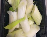 รูปขั้นตอนการทำที่ 1 ของ ซุปมิโซะผักรวม กับสันในไก่