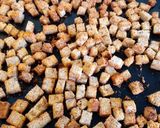 Foto del paso 4 de la receta: 145.🍞Picatostes integrales al horno con ajo y perejil🧄