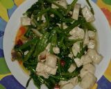 Foto langkah ke 2 dari resep Tumis kangkung tahu buatan ayu.