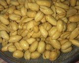 Foto langkah ke 5 dari resep Kacang Bawang Gurih dan Renyah.