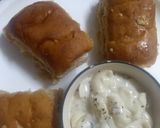A picture of step 7 of Pasta in white sauce with garlic bread.