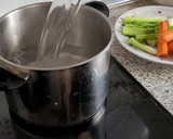 Foto del paso 2 de la receta: Caldo de Pollo Casero