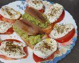 Foto del paso 7 de la receta Tosta de guacamole y sardina ahumada con tomate y mozzarella