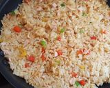 Hình bước làm 2 của món Cơm chiên xúc xích và phômai 🧀