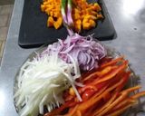 Foto del paso 1 de la receta: Chorizos y bondiola a la pomarola con puré