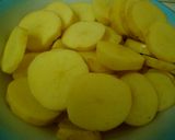 Foto del paso 2 de la receta: Pata muslo y pechugas de pollo con papas sobre colchón de verduras..