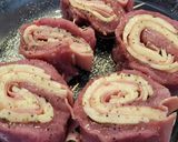 Foto del paso 6 de la receta: Rollitos de solomillo gratinados rellenos de jamón y queso