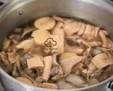 Gambar langkah 3 resipi Sup Tauhu Telur, Fucuk & Cendawan Tiram.