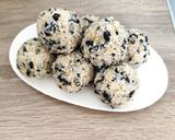 Foto langkah ke 4 dari resep Seaweed Rice Ball.