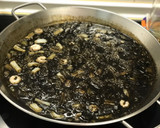 Foto del paso 5 de la receta: Fideua negra de gamba y calamar
