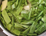 Foto del paso 2 de la receta: Judías verdes rehogadas con cebolla y jamón