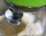 Foto del paso 2 de la receta: Bizcocho marmolado de plátano, pera y chocolate 🍌🍐 🍫