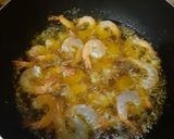 Foto langkah ke 2 dari resep Udang Goreng Saos Mentega.