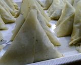 A picture of step 4 of Chicken Qeema samosa.