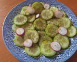 Foto del paso 2 de la receta: Aliño de pepino holandés con rabanitos al orégano 🌱