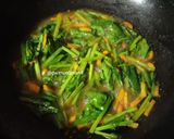 Foto langkah ke 4 dari resep Tumis Sawi Hijau dan Wortel.