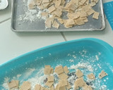 Foto langkah ke 2 dari resep Kue bawang pedas.