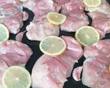 Foto del paso 4 de la receta: Contramuslos al horno con limón y hierbas