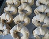 Foto del paso 4 de la receta: Medialunas Con Queso Y Orégano😋