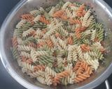 Foto del paso 3 de la receta Pasta tricolor a la carbonara con salchichas a mi manera