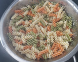 Foto del paso 3 de la receta: Pasta tricolor a la carbonara con salchichas a mi manera