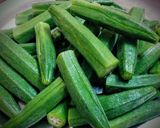 A picture of step 1 of Bharwa bhindi.