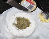 صورة لخطوة 4 من وصفة بف باستري بالنقانق وجبن البري Brie cheese بطريقة مختلفة