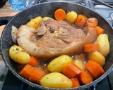Une image de l'étape 10 de Rouelle de porc confite aux pommes de terre, carottes et champignons.