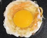 Foto langkah ke 3 dari resep Telur Ceplok Lapis Sayur.