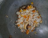 Foto langkah ke 5 dari resep Nasi Goreng Tomat.