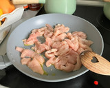 Foto del paso 2 de la receta: Guiso cremoso de pollo al pimentón con garbanzos y espinacas